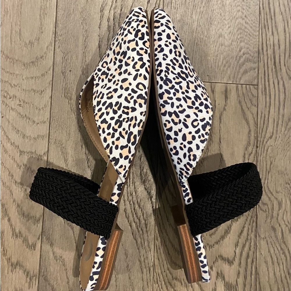 O Pointed Toe Flats - Picture 3 of 7